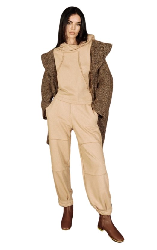 Pantalone , stretto alla caviglia, rifinito con cuciture a vista