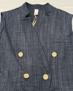 Care clienti, vi ricordate questo completo QGuapa? 
Ve lo avevamo già presentato in video ed è stato un vero successo! 
Ora ve lo mostriamo nel dettaglio 😍 
Il jeans a palazzo con passanti in vita e cintura si abbina perfettamente al gilet doppiopetto, con taglio avvitato, lungo sui fianchi e impreziosito da bottoni dorati e finte tasche con pattina.

Un look raffinato, di tendenza e super versatile!

👖 Vi aspettiamo in negozio per provarlo! 💙

📍 Siamo in via Emilia 70 a Grosseto