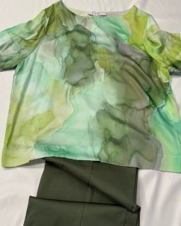 ✨ Un completo fresco e raffinato! ✨

Pantalone Simoncini in cotone, con taglio a palazzo e orlo alto, tasche a filo e taschino sul retro. 
Abbinato alla blusa Dori in pura viscosa, con collo a barchetta, manica corta e una delicata fantasia nei toni del pistacchio.

🌿 Perfetto per i primi look di primavera!
👗 Vi aspetto in negozio per provarli!