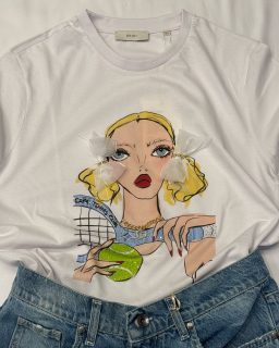 ✨ Look fresco e brillante! ✨

T-shirt Shiki in puro cotone con stampe e dettagli in strass.
Perfetta da abbinare ai jeans QGuapa, con strass e borchie sul davanti, lisci sul retro, 5 tasche e vestibilità a vita alta classica.

🌟 Perfetti insieme o da mixare come vuoi!
👖 Vi aspetto in negozio per provarli!

📍 Siamo in Via Emilia 70 a Grosseto