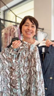 ✨ Chic e di tendenza con QGuapa! ✨
Completo gilet e jeans! 
Jeans palazzo con cintura e gilet doppiopetto avvitato con bottoni dorati. 

👖 Vi aspetto in negozio!

📍 Siamo in via Emilia 70 a Grosseto
