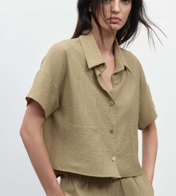 Camicia cropped sabbia corta con tasca morbida e fresca