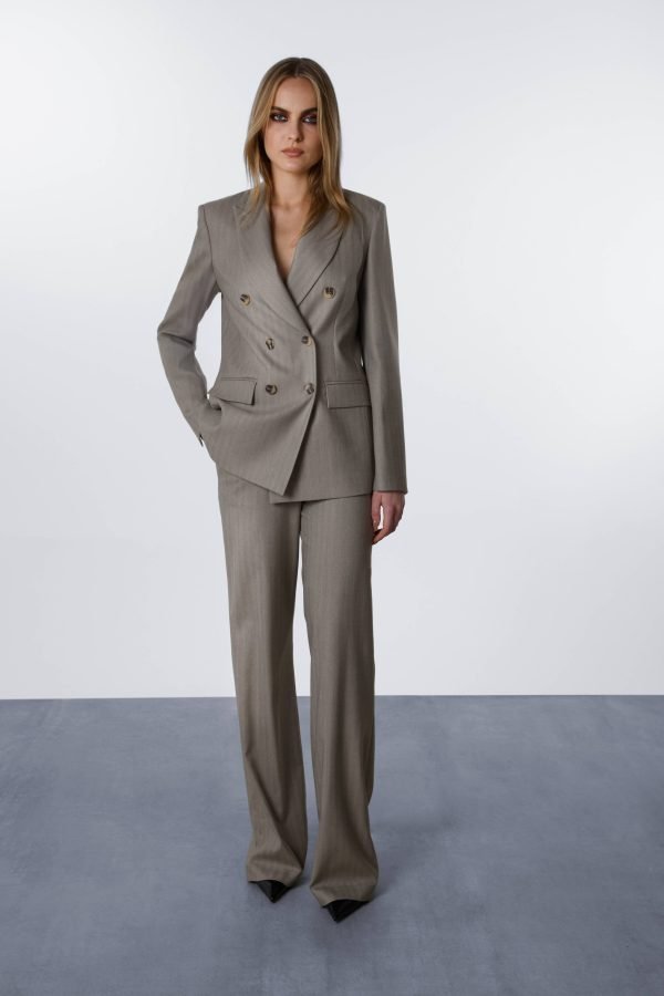 Completo giacca doppiopetto con reverse in tessuto spigato, pantalone classico a palazzo