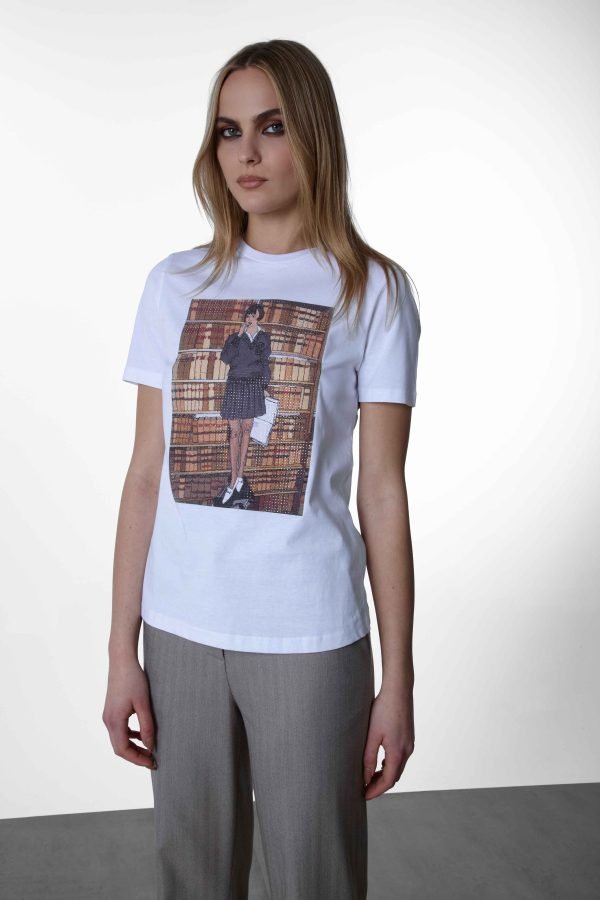 T-shirt bianca in cotone con stampa libri decorata con strass