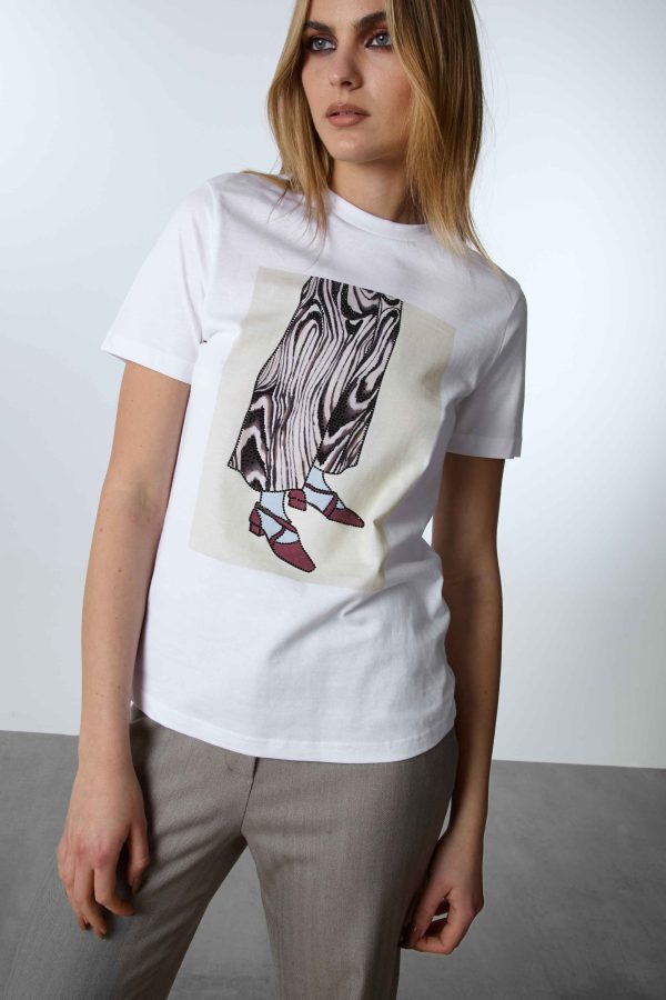T-shirt bianca in cotone con stampa gambe decorata con strass