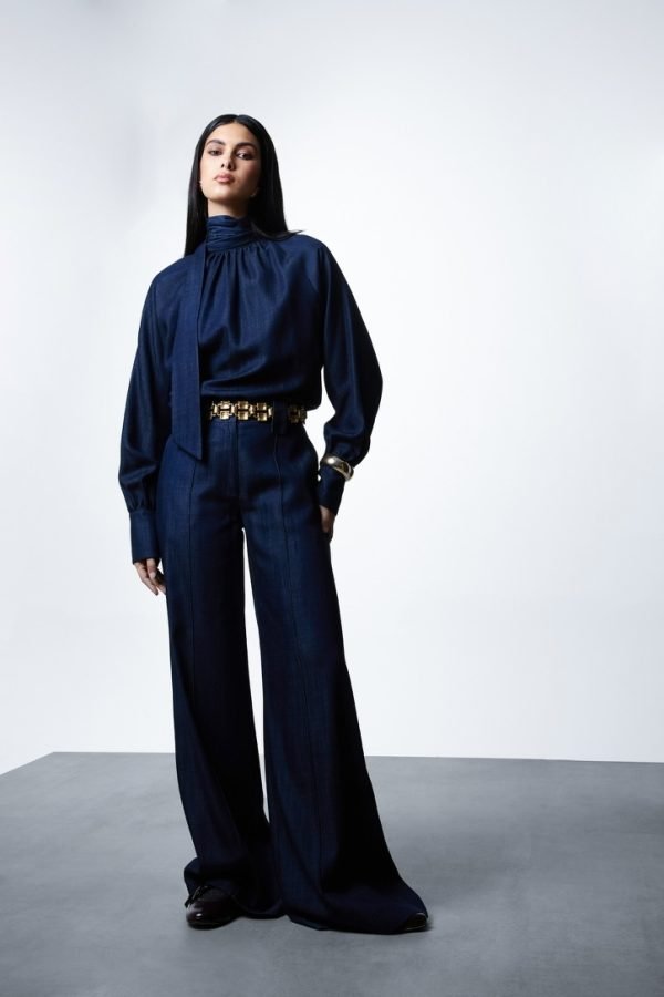 Blusa in jeans accollata, con fiocco sul retro, maniche a palloncino