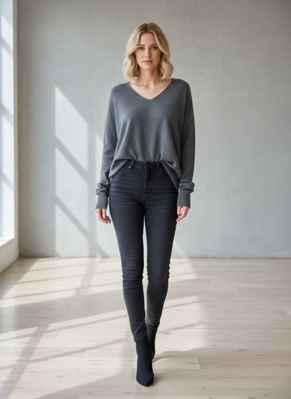 Maglione taglio over con collo a V, misto lana, viscosa e cachemire