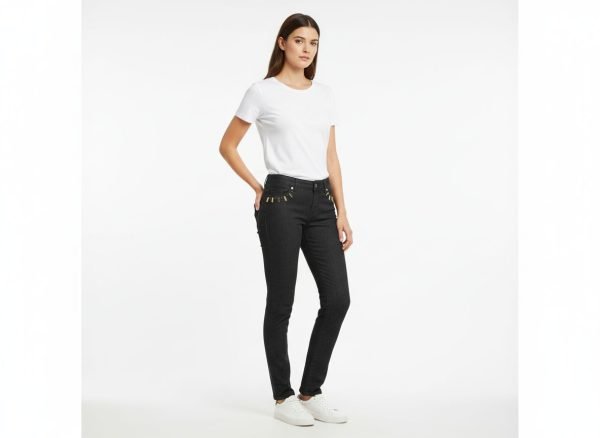 Jeans taglio a sigaretta, tasche e rifinitura con borchie