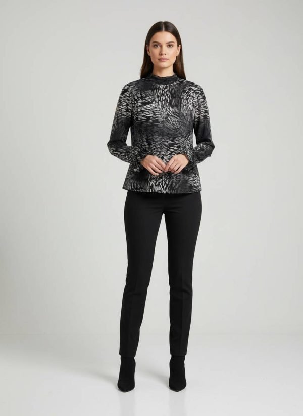 Blusa fondo nero fantasia collo tondo linea morbida
