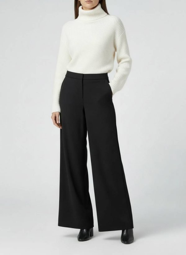 Pantalone nero modello palazzo scende morbido sulla gamba garantendo il massimo comfort