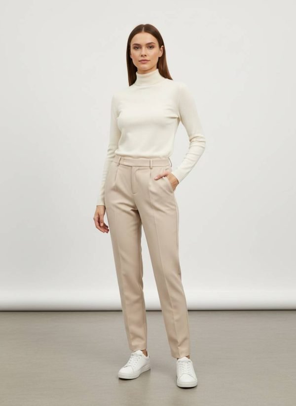 Pantalone panna modello a sigaretta con elastico sul dietro spacco sul fondo senza tasche