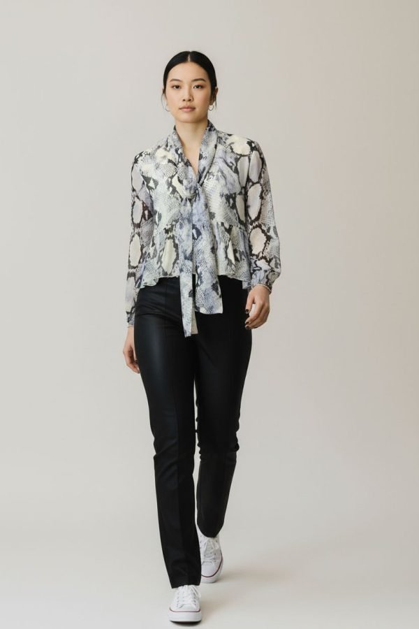 Blusa in seta e viscosa con balza sul fondo e fiocco sciallato al collo