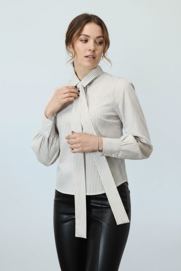 Camicia con colletto e fiocco al collo tono su tono