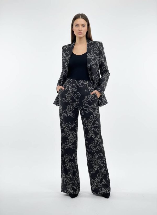 Completo giacca e pantaloni su base nera damascata in bianco