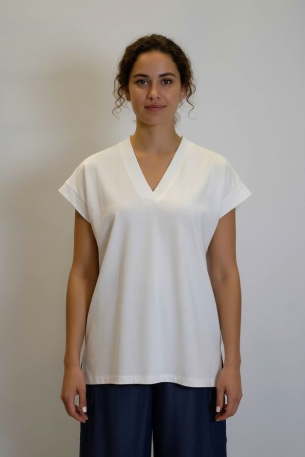 T-shirt in puro cotone con scollo a V e spacchetti sul fondo