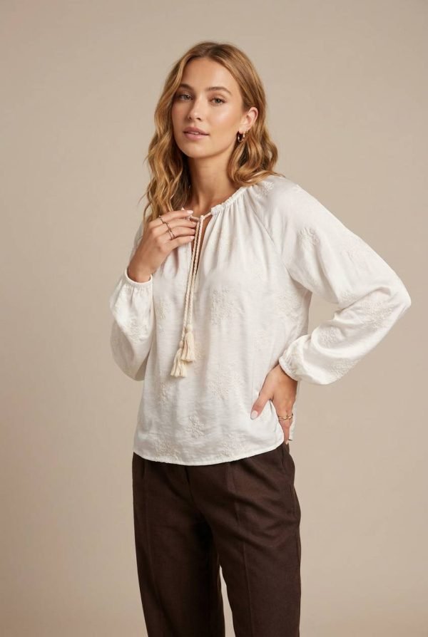 Blusa scollo tondo chiuso con la corda, maniche a palloncino, delicati ricami