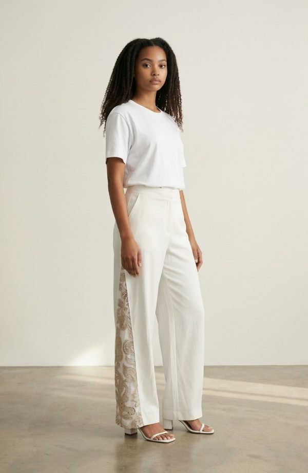 Pantalone in puro cotone, modello a palazzo con inserto in pizzo