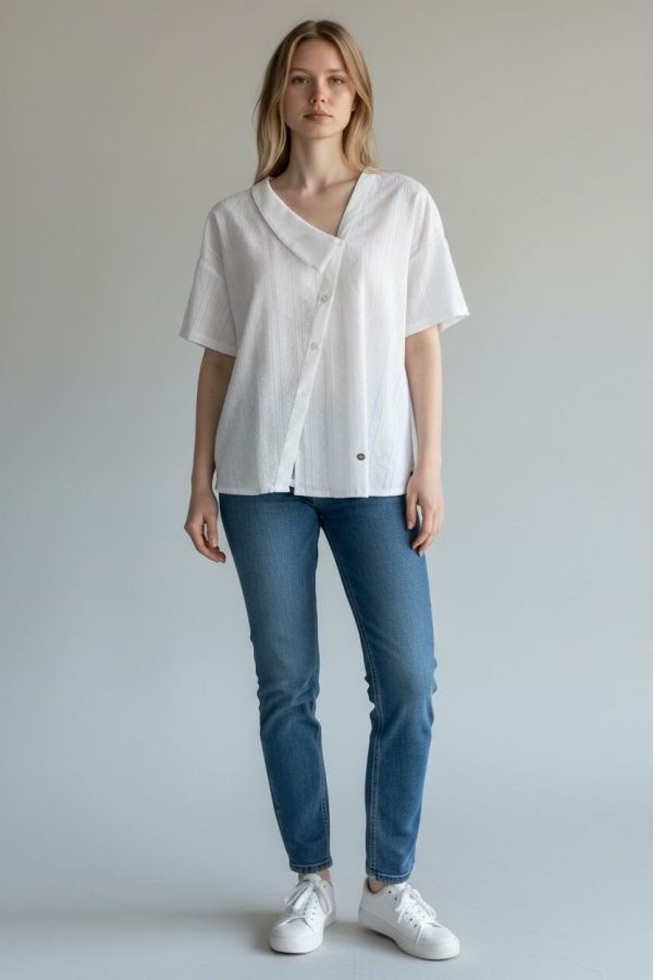Camicia bianca con collo trasversale in puro cotone con una sottile lavorazione mezza manica