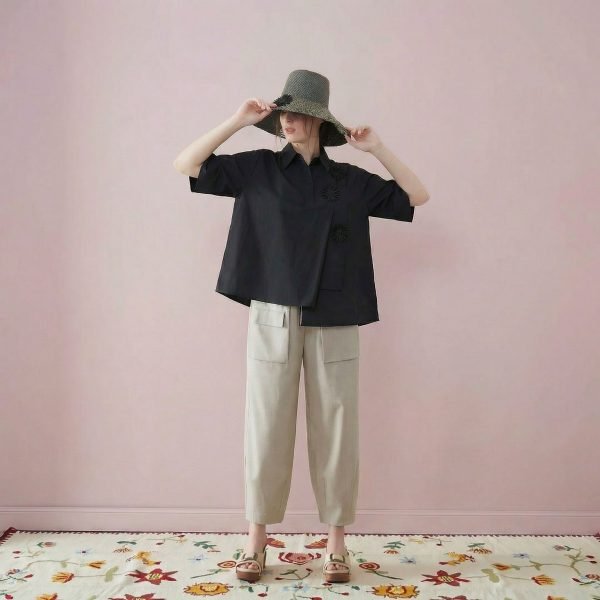 Camicia nera taglio over con taglio asimmetrico in puro cotone