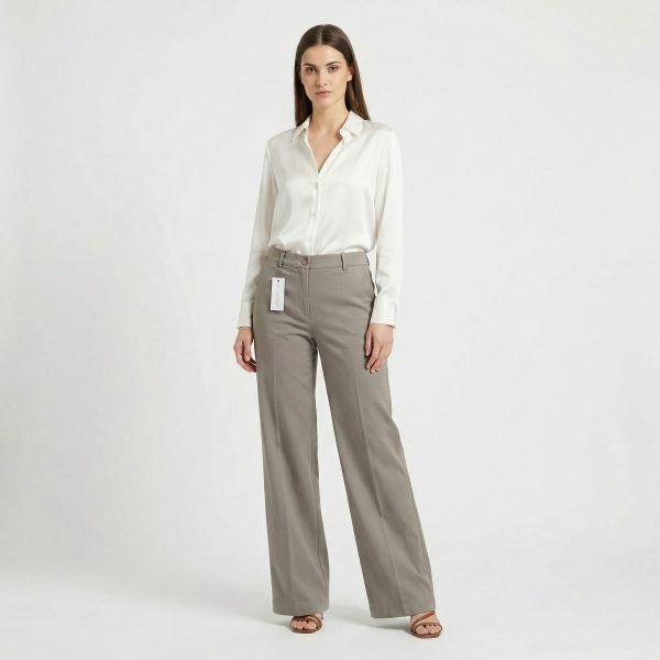 Pantalone elasticizzato modello sportivo con tasche gamba leggermente a zampa
