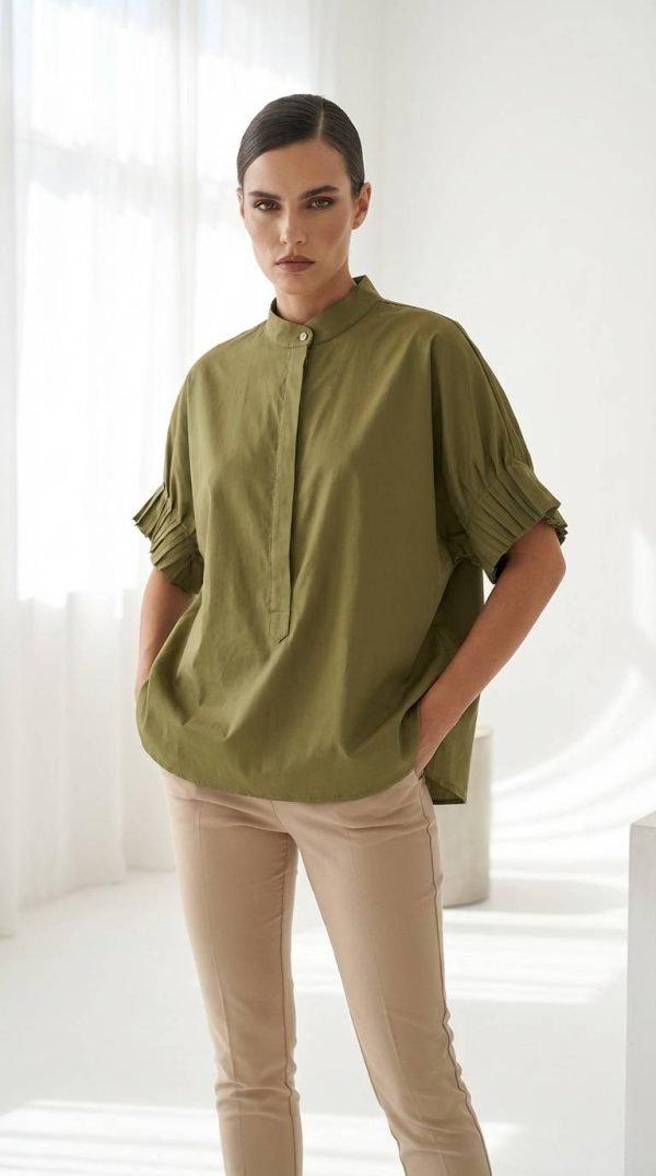 Camicia realizzata in puro cotone popeline taglio ampio leggero movimento sul braccio