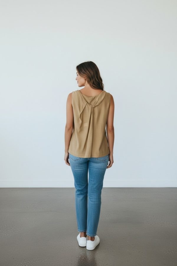Canotta in chiffon, con scollo particolare sul retro