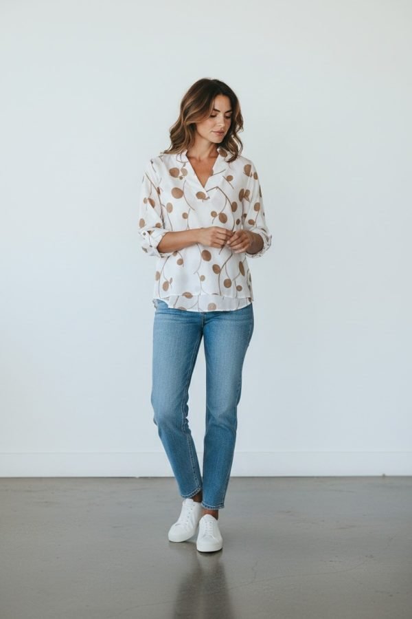 Blusa in puro cotone, con scollo aV e manica a 3/4, impreziosita da ricamo
