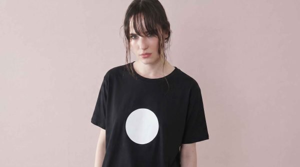T-shirt in cotone con collo tondo, stampa geometrica a contrasto