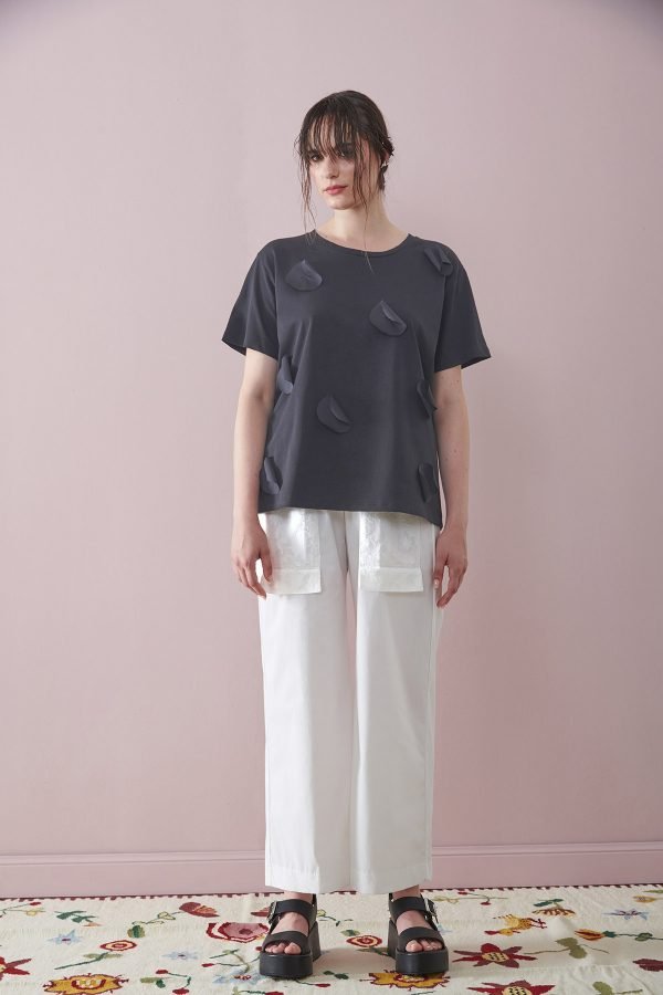 Pantaloni bianchi con tasche lavorate realizzati in cotone para