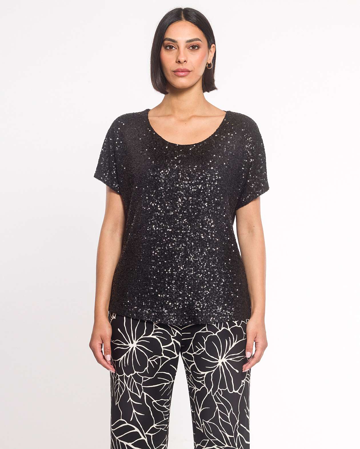 Blusa con paillettes sul davanti nera collo tondo manica scesa