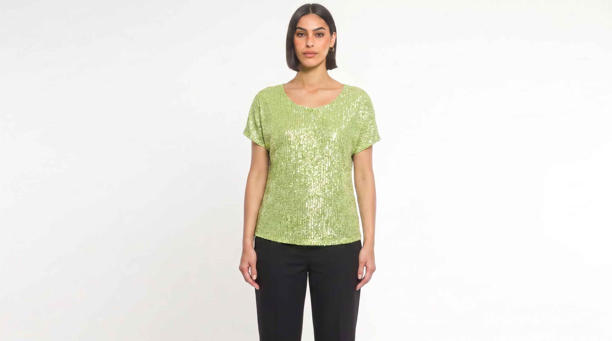Blusa con paillettes sul davanti nera collo tondo manica scesa - immagine 2