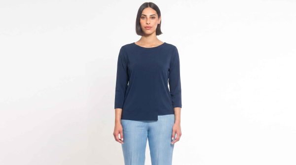 Maglia blu manica 3/4 realizzata con tessuto tecnico