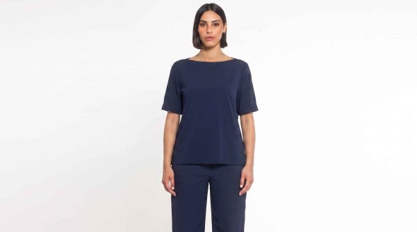Blusa realizzata con tessuto tecnico spacchetti laterali collo ampio