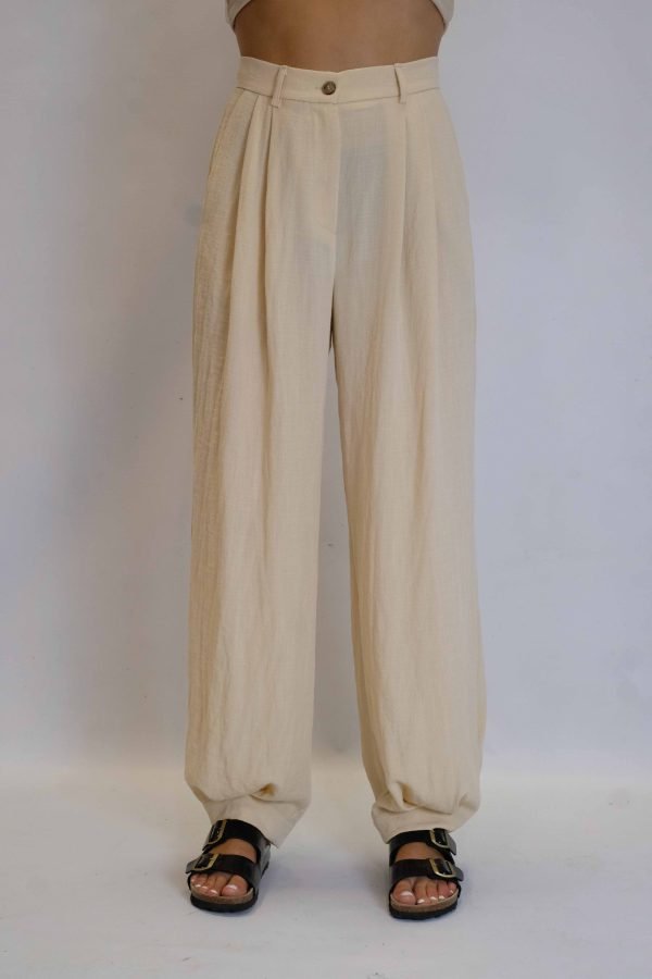 Pantalone in viscosa, con pince e polsino sul fondo chiuso da bottone