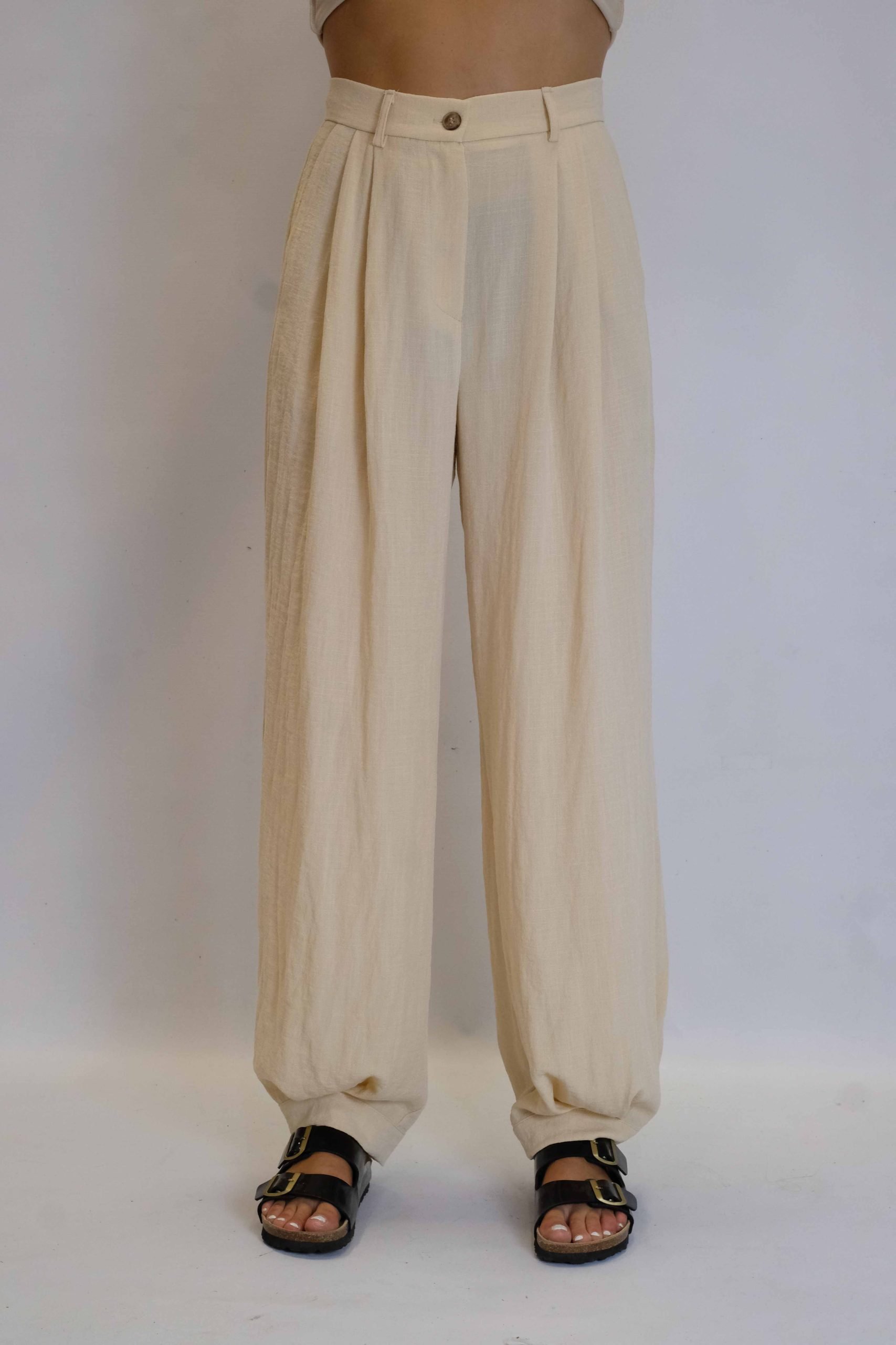 Pantalone in viscosa, con pince e polsino sul fondo chiuso da bottone